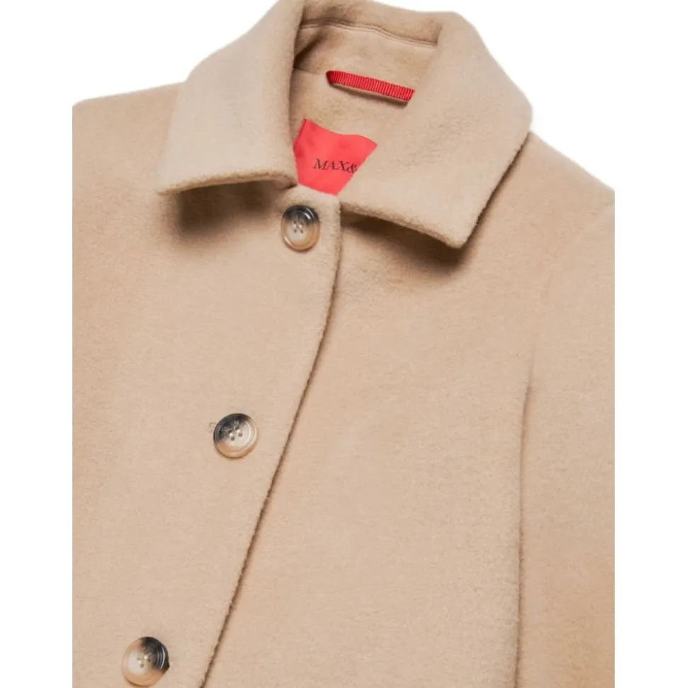 Beżowy płaszcz z przodu AW24