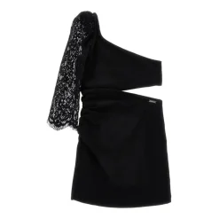 Sukienka o kroju tuba z jednym ramieniem