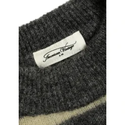Sweter ze wzorem w pasy